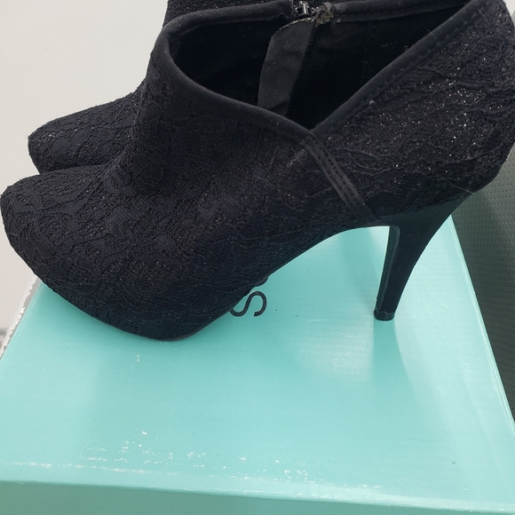 Shoes - Picture 4 of 4